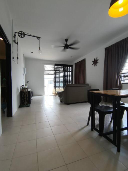 Modern , Spacious Gambang Ump 18 Guest House Eksteriør bilde